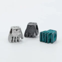 Charm Mano de Irulegi de Plata Oxidada