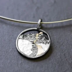 Colgante Redondo Gaztelugatxe Plata con Lámina de Oro