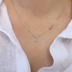 Gargantilla Inicial de Oro Blanco y Brillantes