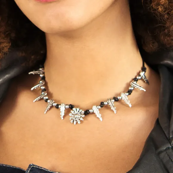 Gargantilla Mari Brillo Oxidado Diez Hojas y Motivo Eguzkilore