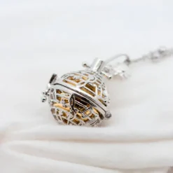 Llamador de Ángeles Notas Musicales con Bola Dorada y Mariposa Personalizable