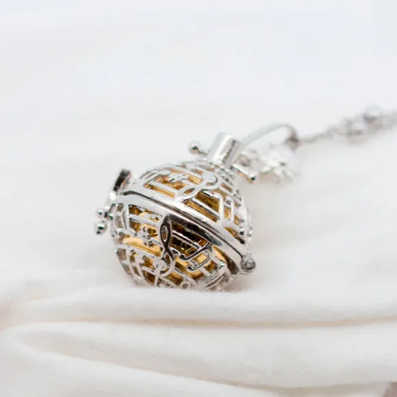 Llamador de Ángeles Notas Musicales con Bola Dorada y Mariposa Personalizable