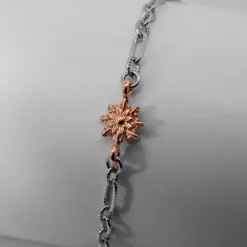 Pulsera de Plata con 3 Eguzkilore Rosas y Eslabones Grafilados